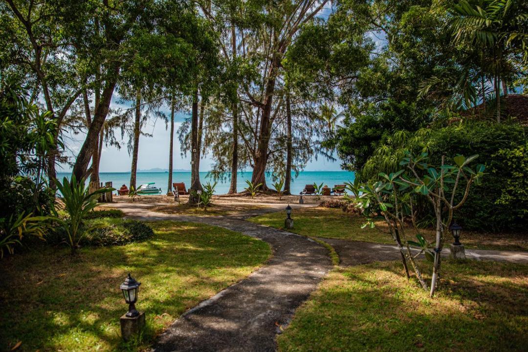 Anahata Resort Lipa Noi Exterior photo